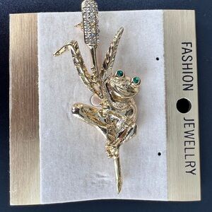 🚨3 for $15🚨 Frog Broach with Green eye.